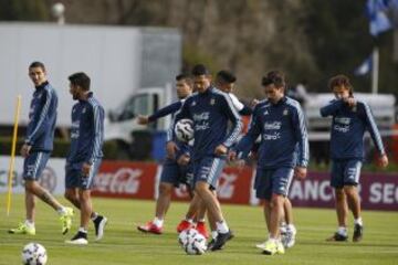 Primer plano del entrenamiento de la Selección Argentina