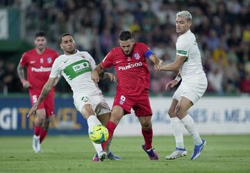 Koke entre Omar Mascarell y Lucas Boyé.