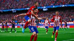 Koke se sube a hombros de Sa&uacute;l para celebrar su gol al Bayern en la Champions League 2015-16 para el Atl&eacute;tico de Madrid que es el favorito para la Europa League. 