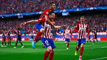 Koke se sube a hombros de Sa&uacute;l para celebrar su gol al Bayern en la Champions League 2015-16 para el Atl&eacute;tico de Madrid que es el favorito para la Europa League. 