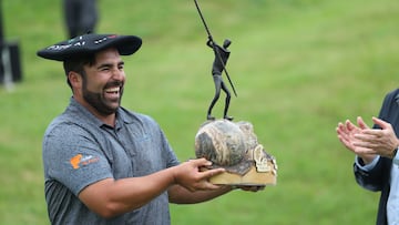 GRAFCAV9116. LA ARBOLEDA (BIZKAIA), 22/06/2025.-El jugador de golf Mario Galiano, celebra la victoria al ganar el play off, a Pedro Oriol en el IV Bizkaia PGAe Open, celebrado en el campo público de Meaztegi, en Bizkaia. EFE/Luis Tejido