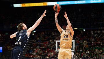 MILAN, ITALY - APRIL 07: Nicolas Laprovittola, #20 of FC Barcelona in action during the 2022-23 Turkish Airlines EuroLeague Regular Season Round 33 game between EA7 Emporio Armani Milan and FC Barcelona at Mediolanum Forum on April 07, 2023 in Milan, Italy. (Photo by Vincenzo Del Negro/Euroleague Basketball via Getty Images)