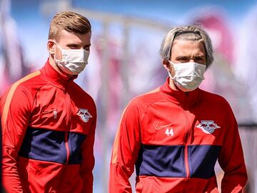 Kevin Kampl y Timo Werner con mascarilla antes del inicio del partido. 