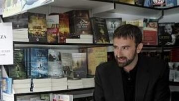 <b>FERIA DEL LIBRO. </b>Plaza firmó ayer su libro Las Mantas de Angelina.