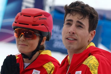 Ana Alonso y Oriol Cardona celebran juntos la medalla de bronce en la prueba de relevo mixto.