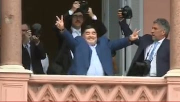 Maradona salió al balcón de la Plaza de Mayo... como en 1986