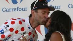 Voigt recibe el beso de la azafata en el podio de Harrogate.