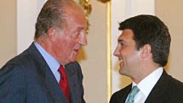 <b>CHARLA DISTENDIDA. </B>El Rey y Laporta conversan en el Palacio de Albéniz antes de comenzar la audiencia.
