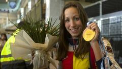 Llegada de Jessica Vall, oro en 200 metros braza de los Europeos de piscina corta, en su llegada a Barcelona. 