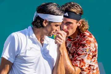 Stefanos Tsitsipas (d) habla con Feliciano López.
