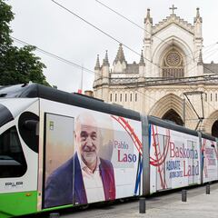 Pablo Laso, en el tranvía de Vitoria