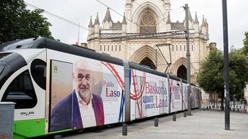 Pablo Laso en el tranv¨ªa de Vitoria.