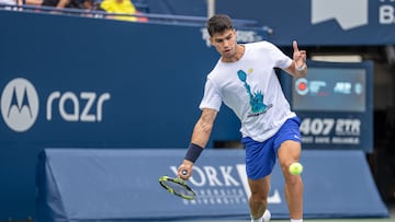 El tenista español Carlos Alcaraz entrena hoy, durante una sesión de entrenamiento en la pista central del Abierto de Canadá que se disputa en Toronto (Canadá)