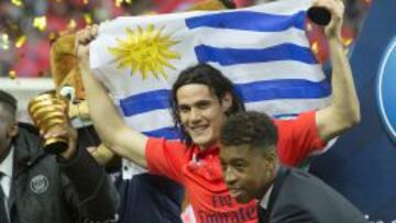Cavani es uno de los futbolistas preferidos para la hinchada del PSG. Con ellos conectó desde el primer día que llegó a París.