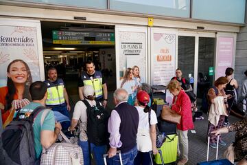 Caos de pasajeros en la estación ferroviaria de Málaga María Zambrano durante el apagón eléctrico generalizado.