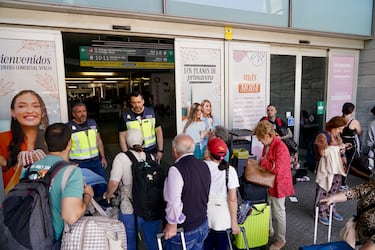 Caos de pasajeros en la estación ferroviaria de Málaga María Zambrano durante el apagón eléctrico generalizado.