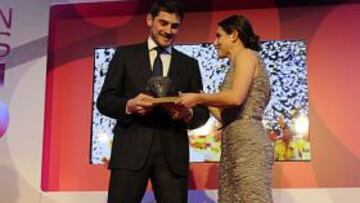 PREMIADO. Iker Casillas recibe el Premio AS del deporte de amnos de la jugadora femenina Vero Boquete