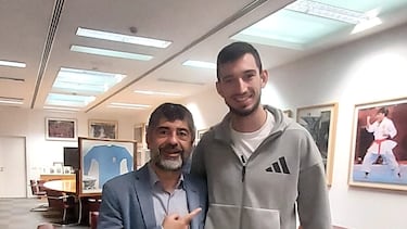 Juan Gutiérrez, subdirector de AS, y Quique Llopis, vallista internacional español, durante la visita del atleta a la redacción del periódico, previa a los Mundiales de Torun en pista cubierta.