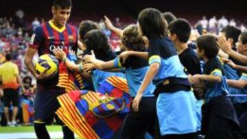 Neymar, el pasado lunes, en el momento en que salió al césped del Camp Nou para ser presentado. El crack congregó a más de 55.000 personas.