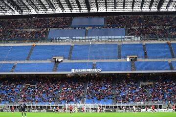 Protesta de los aficionados del Milan en San Siro.