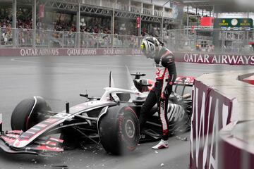 Oliver Bearman abandona su monoplaza tras un accidente.