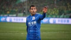 "Overweight" Tévez canned by new Shanghai boss Wu Jingui