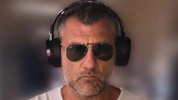 Christian Vieri con unos auriculares de m&uacute;sica y con la camiseta de su grupo &quot;Bobo&quot;