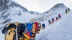 El motivo por el que los escaladores del Everest deben recoger sus deposiciones en bolsas como las de los perros