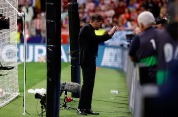 Simeone hablando con los aficionados situados en el sector implicado.