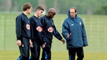 <b>OPTIMISMO</b>. Jean Louis Gasset transmitía optimismo a los jugadores ayer, en pleno entrenamiento.