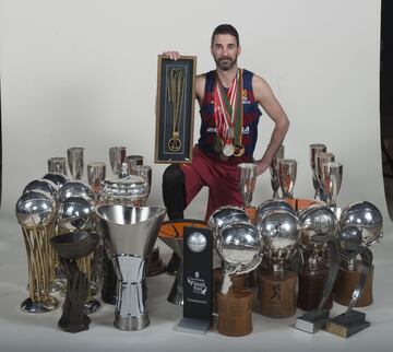 Juan Carlos Navarro posa con todos los trofeos conquistados en su carrera deportiva con el Barcelona, además de las medallas obtenidas con la Selección.
