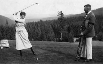 Poco a poco las mujeres fueron entrando en disciplinas de los JJOO como el Golf; eso sí, siguieron conformando porcentajes casi ridículos de la participación total. Imagen de 1922 en Oberhof, Turquía.