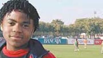 <b>INOCENCIA E ILUSIÓN INFANTIL. </b>Bea Patou, el niño de nueve años de origen camerunés que se está entrenando en la escuela del Valencia.