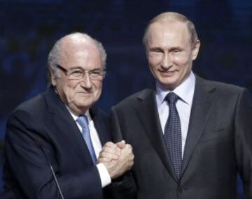 Joseph Blatter, presidente de la FIFA, se da la mano con Vladimir Putin, presidente ruso.