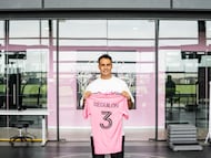 Sergio Reguilón posa con la playera de Inter Miami y su nuevo dorsal. (Inter Miami CF)