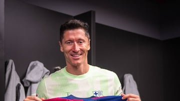 Lewandowski con una camiseta conmemorativa de sus 100 goles