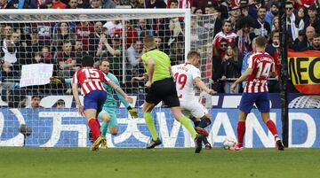 Atlético de Madrid 0-1 Sevilla | Pase filtrado que no acierta a desviar Savic, el balón llegó al delantero y este batió a Oblak con un potente disparo en el mano a mano.