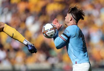 El defensor irlandés del Wolverhampton Wanderers, Nathan Collins, ha realizado una entrada sobre Jack Grealish durante el encuentro de hoy que le ha costado la roja directa.