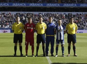 El árbitro Clos Gómez acompañado por sus asistentes Aguilar Rodríguez y Marco Martínez, el cuarto árbitro Usón Rosel y los capitanes Pedro León y Laure. 