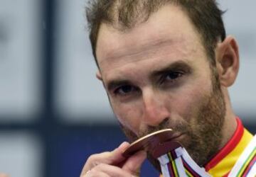 Alejandro Valverde besando la medalla de bronce 