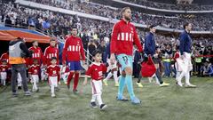 Los jugadores de Atl&eacute;tico y Real Madrid saltan al c&eacute;sped para disputar la final de la Supercopa de Espa&ntilde;a en Yeda.