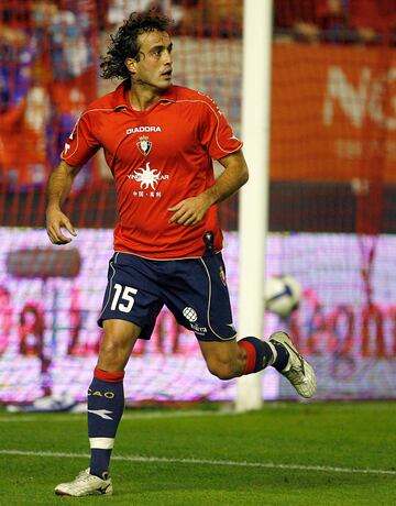 Visti車 la camiseta del Osasuna en dos etapas diferentes: entre 1993 y 1996, y la temporada 2008-09. Jug車 en el Athletic Club desde 1998 hasta 2005.