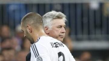 El delantero francés del Real Madrid Karim Benzema, junto a su entrenador, el italiano Carlo Ancelotti, tras ser sustituído por Jesé, durante el partido de la segunda jornada de la fase de grupos de Liga de Campeones que Real Madrid y Copenhague disputan, esta noche, en el estadio Santiago Bernabéu, en Madrid.