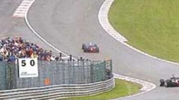 <b>ESTRATEGIA.</b> La carrera en el circuito de Spa estuvo salpicada por varios salidas y trombos, muchos de ellos provocados por la estrategia de equipo de cambiar neumáticos secos o intermedios.