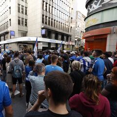 La afición reclama en la sede de Abanca ‘Respecto para o Depor’