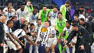 Kroos levanta la 15ª Copa de Europa del Real Madrid conquistada en la final contra el Borussia Dortmund disputada en Wembley.