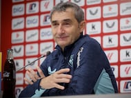 LEZAMA, 07/02/2026.- El entrenador del Athletic Club de Bilbao, Ernesto Valverde, ofrece una rueda de prensa este sábado en Lezama de cara al partido liguero que disputará su equipo el domingo ante el Levante en el estadio San Mamés de la capital vizcaína. EFE/Javier Zorrilla