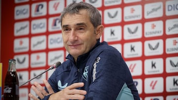 LEZAMA, 07/02/2026.- El entrenador del Athletic Club de Bilbao, Ernesto Valverde, ofrece una rueda de prensa este sábado en Lezama de cara al partido liguero que disputará su equipo el domingo ante el Levante en el estadio San Mamés de la capital vizcaína. EFE/Javier Zorrilla