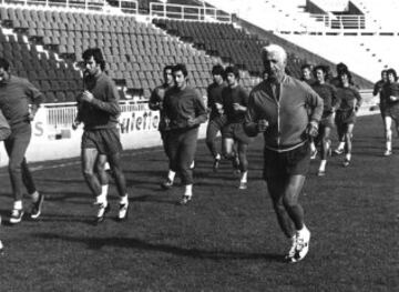 Llega a España en 1950, fichado como técnico del FC Barcelona, club al que dirigirá durante cuatro temporadas en las que su equipo logra 2 título de Liga en las temporadas 50/51 y 52/53.