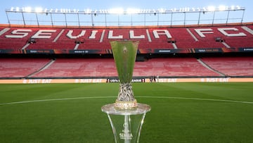 Trofeo de la UEFA Europa League en el Ramón Sánchez Pizjuán, donde Eintracht Frankfurt y Rangers jugarán la final.